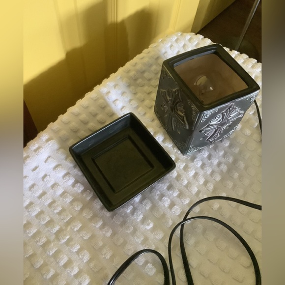 Scentsy Inc Wax Warmer Black/White Celtic Cross - Picture 4 of 4